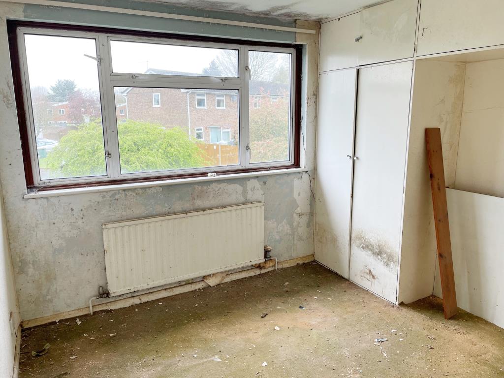 Lot: 27 - HOUSE IN NEED OF REFURBISHMENT - main bedroom with view over front gardens